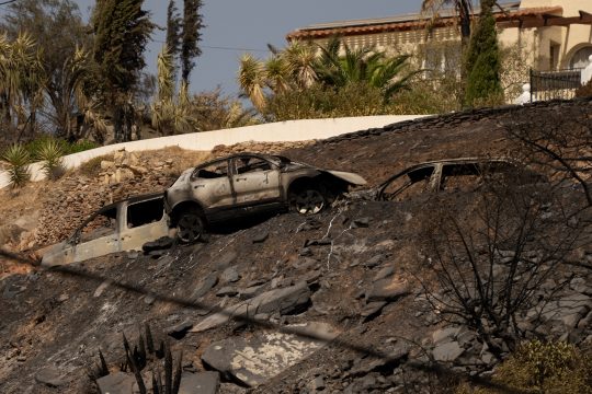 Verbrannte Autos nach Waldbrand in Spanien
