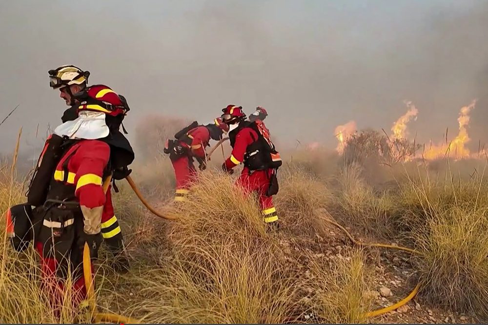 Feuerwehrleute beim Löschen eines Waldbrandes in Spanien