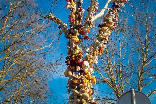 Stofftiere hängen an einem Baum
