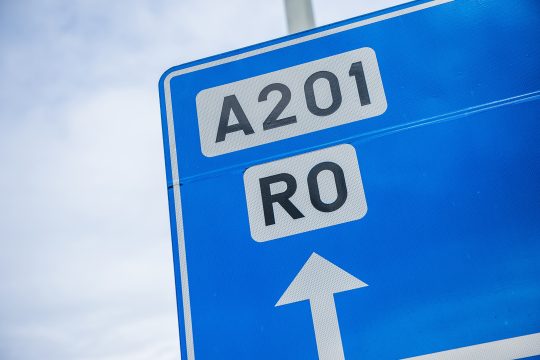 Straßenschild, das auf die A201 und den Ring hinweist