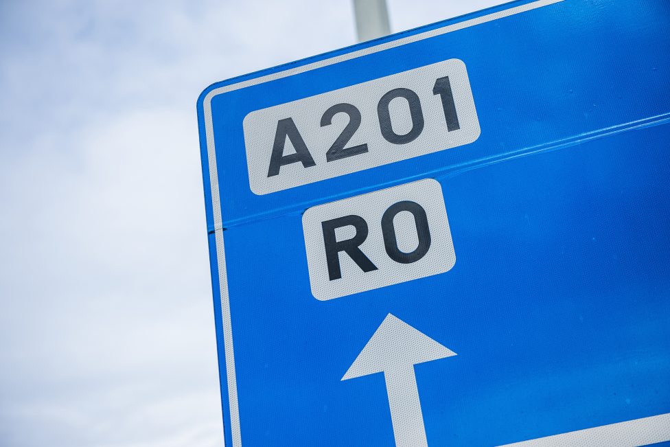 Straßenschild, das auf die A201 und den Ring hinweist