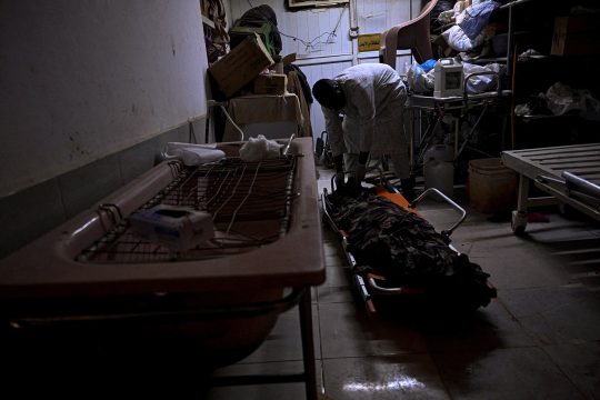 Der Sudanese Ali Gebbai bei der Untersuchung einer nicht identifizierten Leiche in der Leichenhalle des Al-Nao-Bildungskrankenhauses in Omdurman