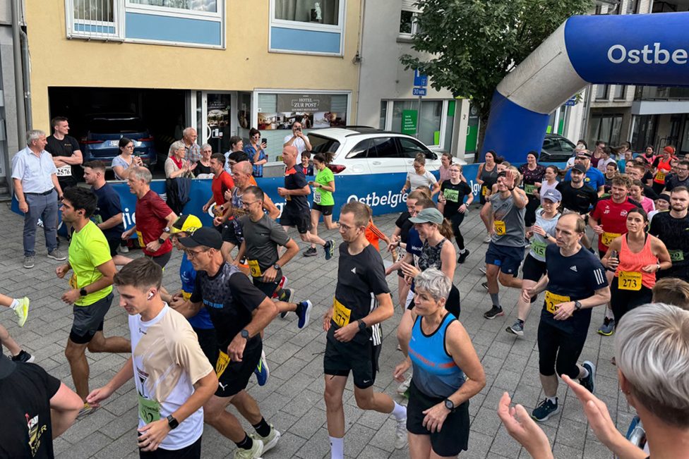 Läufer in der Hauptstraße St. Vith beim "Summertime Run" in St. Vith 2025