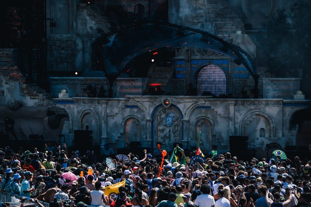 Zahlreiche Menschen stehen vor der Tomorrowland-Hauptbühne