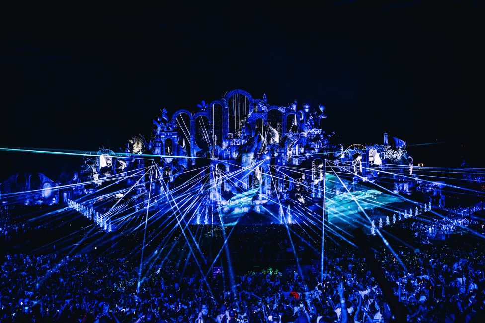 Tomorrowland-Hauptbühne bei Nacht