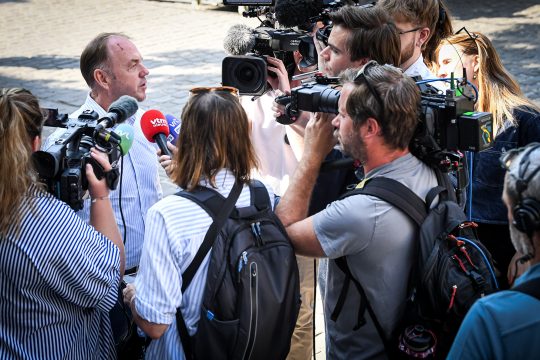 Ein Mann gibt Journalisten ein Interview vor dem Gerichtsgebäude von Tongeren