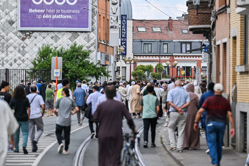 Viele Menschen, die gemeinsam eine Straße entlang gehen