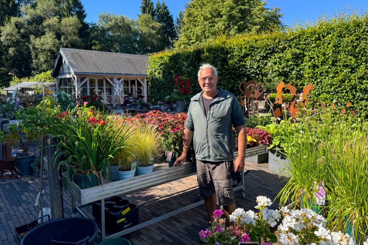 David Hermann steht in einem Garten