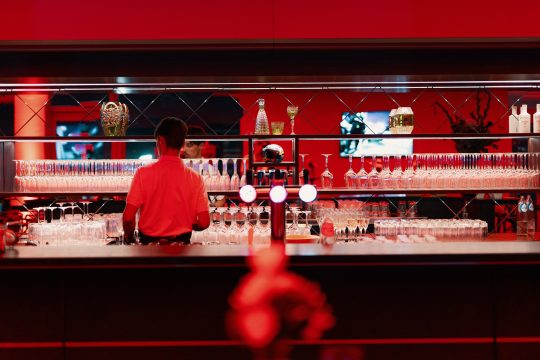 Die Bar in einer der Logen des Uhoda-Turms