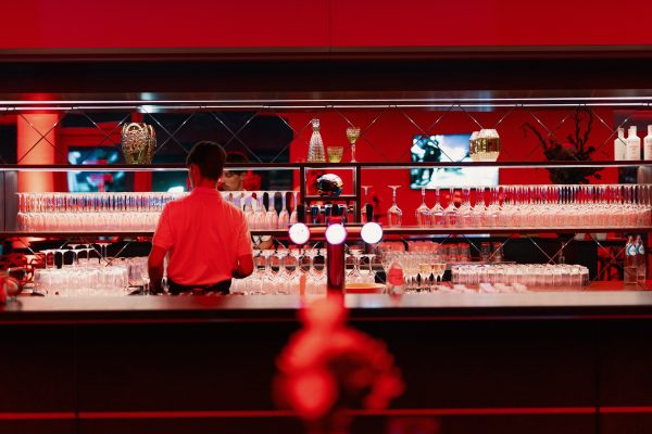 Die Bar in einer der Logen des Uhoda-Turms