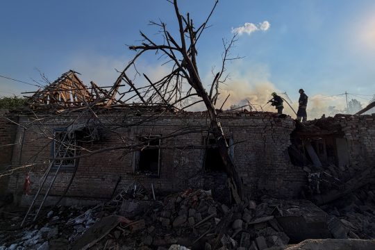Ukrainische Rettungskräfte beim Löschen in Saporischschja