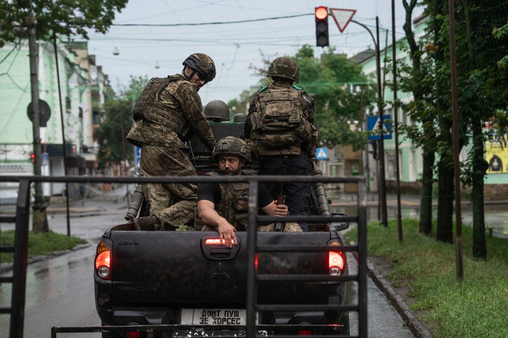 Ukrainische Soldaten auf einem Jeep