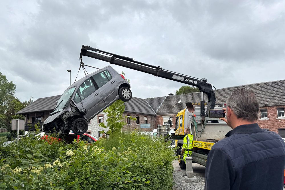 Das Unfallauto wird per Kran angehoben