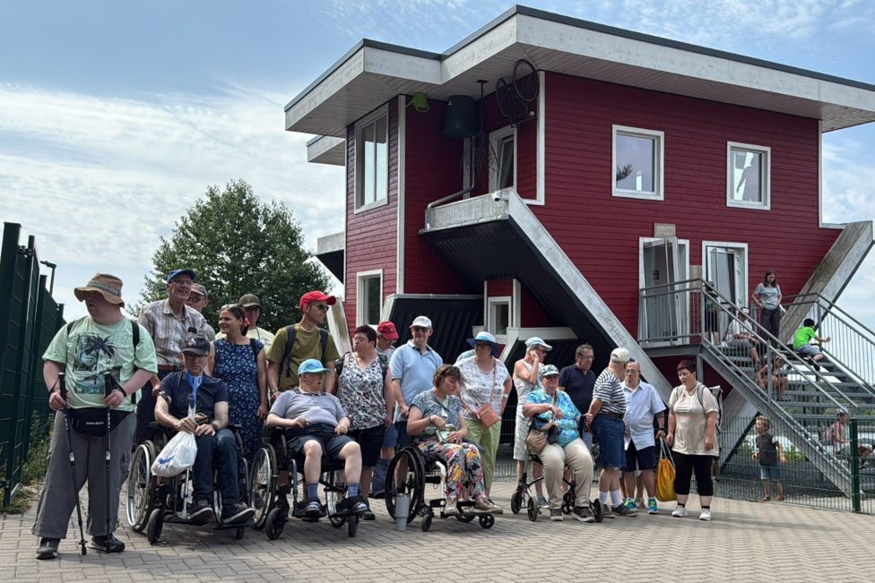 Teilnehmer der UVIB-Reisegruppe posieren für ein Gruppenfoto