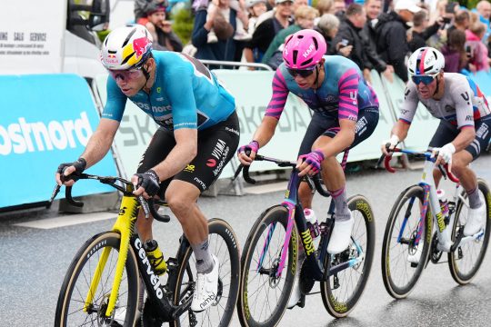 Wout van Aert zusammen mit zwei weiteren Fahrern auf der Strecke
