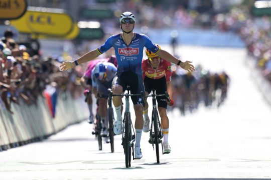 Mathieu van der Poel mit emporgestreckten Armen