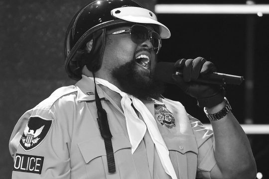 Victor Willis in einer Polizeiuniform auf der Bühne