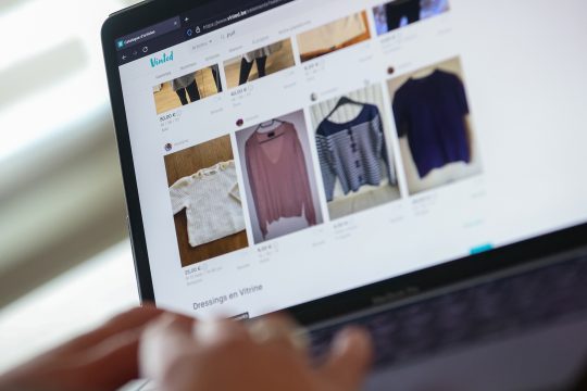 Die Second-Hand-App "Vinted" auf dem Bildschirm eines Laptops
