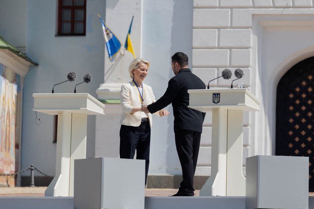 Der ukrainische Präsident Selenskyj verleiht EU-Kommissionspräsidentin Ursula von der Leyen den Orden "The Order of Europe"