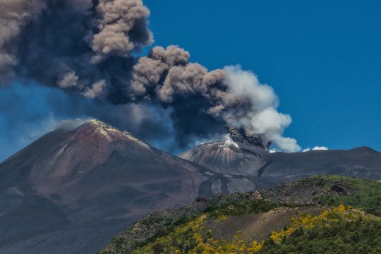 Rauch steigt aus dem Vulkan Ätna auf Sizilien am 5. Juli 2026