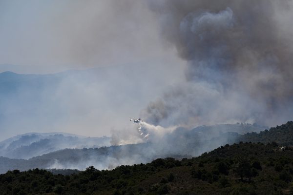 Löschflugzeug lässt Wasser ab am Col des Auzines in der Nähe von Trevillach