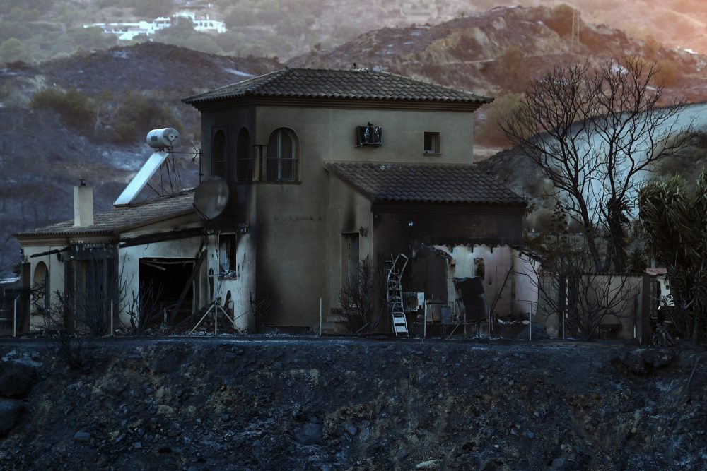 Von den Flammen zerstörtes Haus in Spanien