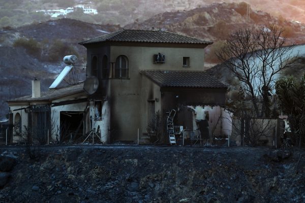 Von den Flammen zerstörtes Haus in Spanien