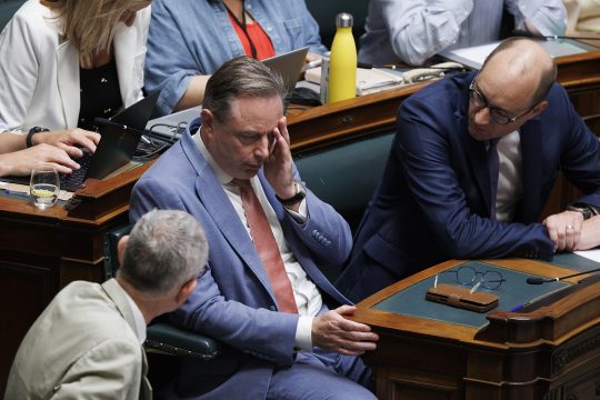 Gesundheitsminister Frank Vandenbroucke, Premier Bart De Wever und Finanzminister Vincent Van Peteghem am Donnerstag in der Kammer