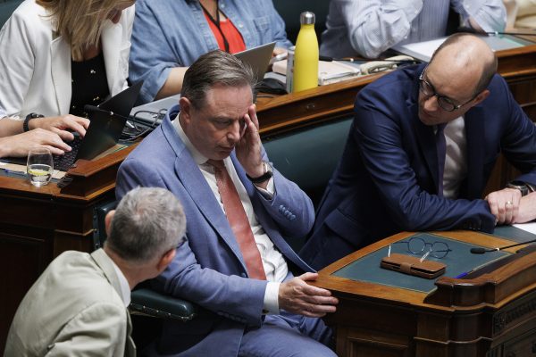 Gesundheitsminister Frank Vandenbroucke, Premier Bart De Wever und Finanzminister Vincent Van Peteghem am Donnerstag in der Kammer