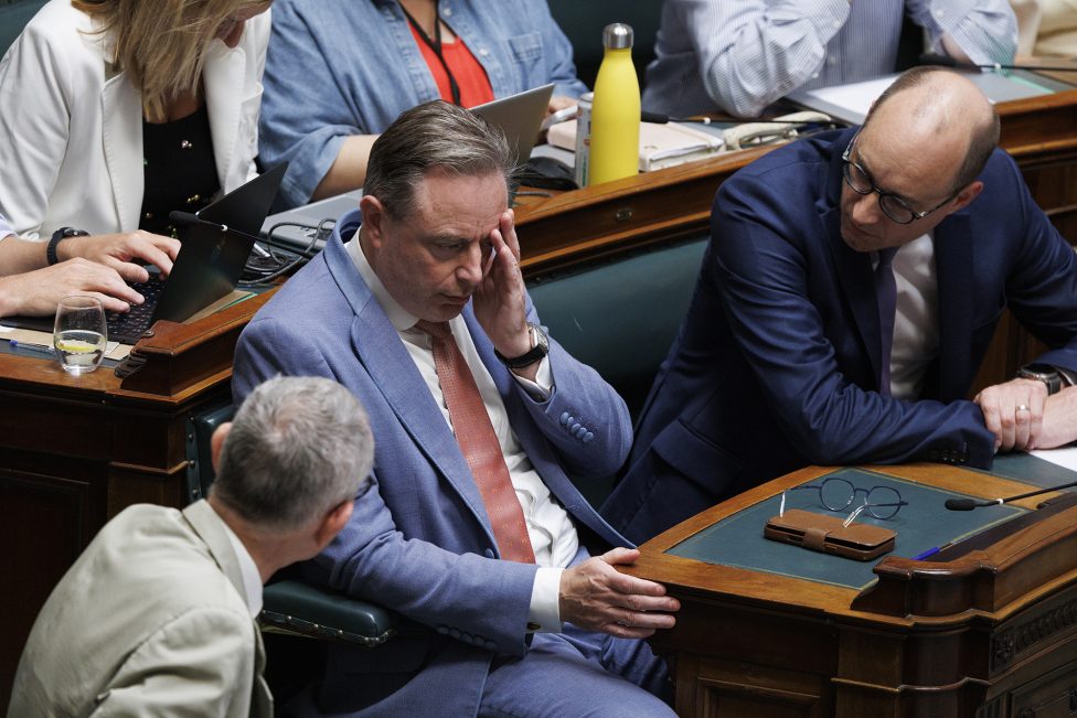 Gesundheitsminister Frank Vandenbroucke, Premier Bart De Wever und Finanzminister Vincent Van Peteghem am Donnerstag in der Kammer