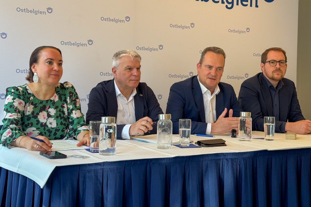 Die vier DG-Minister sitzen an einem Tisch und sprechen zur Presse