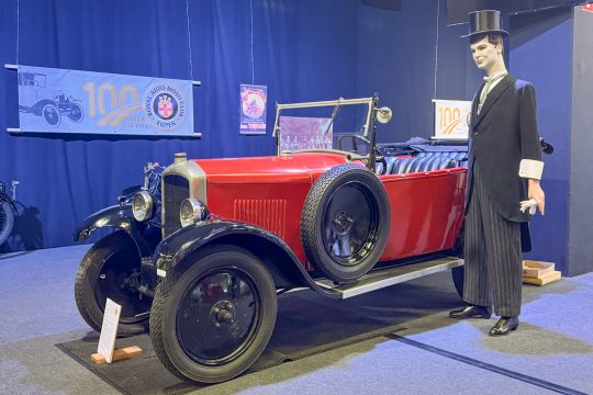 ein roter Oldtimer