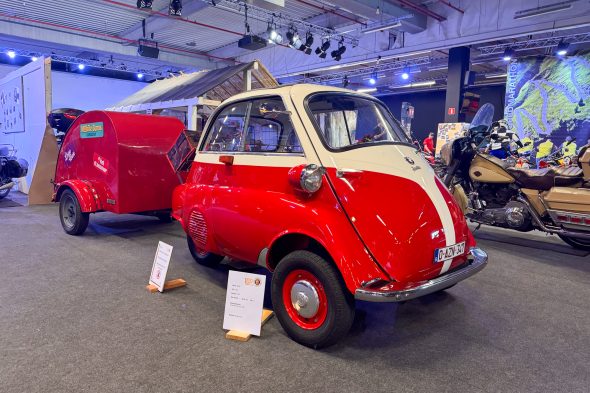 eine rot-beige Isetta