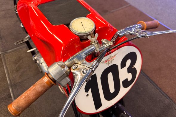 Detail-Ansicht eines Motorrad-Lenkers mit Geschwindigkeitsanzeige