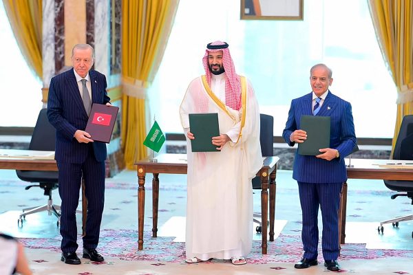 Der saudi-arabische Kronprinz Mohammed bin Salman, der türkische Präsident Recep Tayyip Erdogan und der pakistanische Premierminister Shehbaz Sharif nach der Unterzeichnung