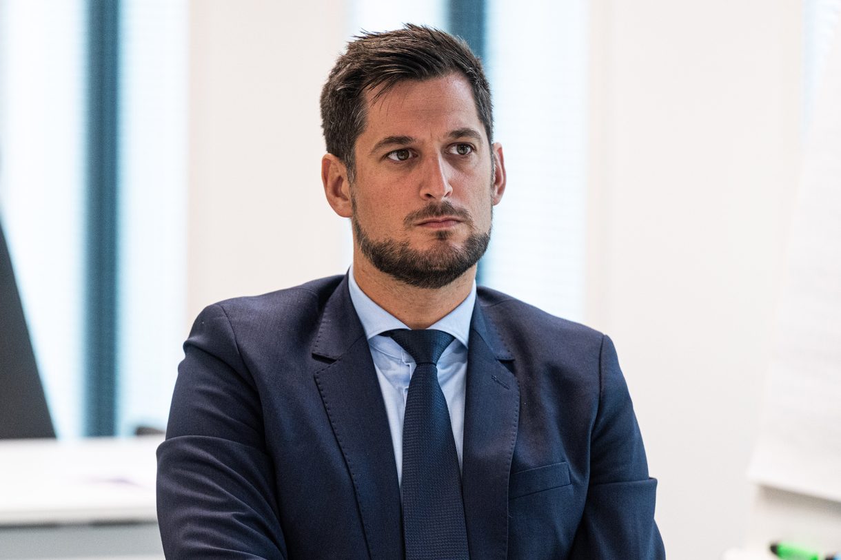 Adrien Dolimont bei einem Besuch im Krisenzentrum des Gouverneurs der Provinz Lüttich
