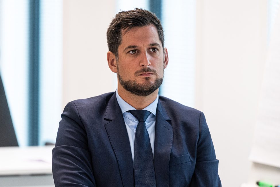 Adrien Dolimont bei einem Besuch im Krisenzentrum des Gouverneurs der Provinz Lüttich