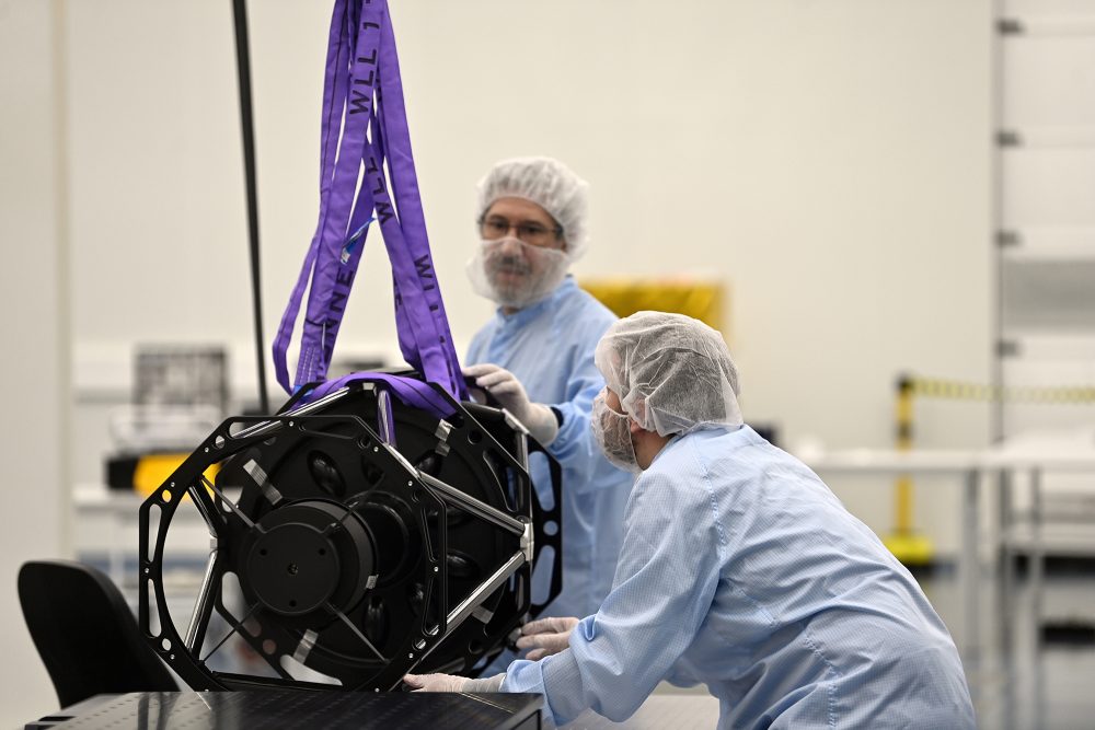 Mitarbeiter bewegen einen Satelliten am Standort von Aerospacelab in Ottignies-Louvain-la-Neuve