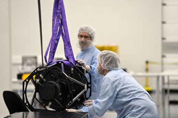 Mitarbeiter bewegen einen Satelliten am Standort von Aerospacelab in Ottignies-Louvain-la-Neuve