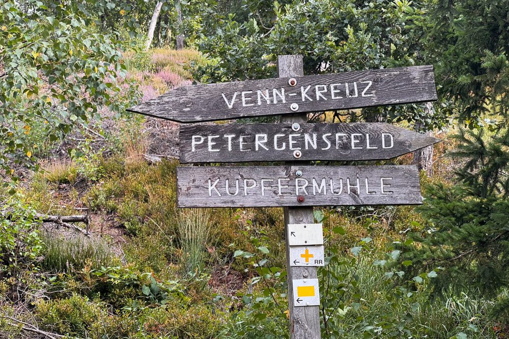 Schilder im Wald: Kupfermühle - Venn-Kreuz nach links, Petergensfeld nach rechts