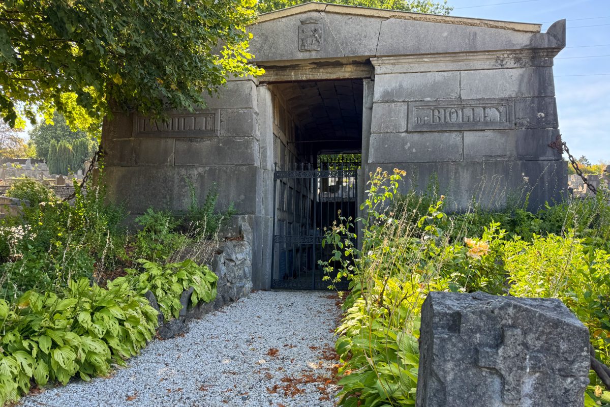 Eingang zum Mausoleum der Familie Biolley