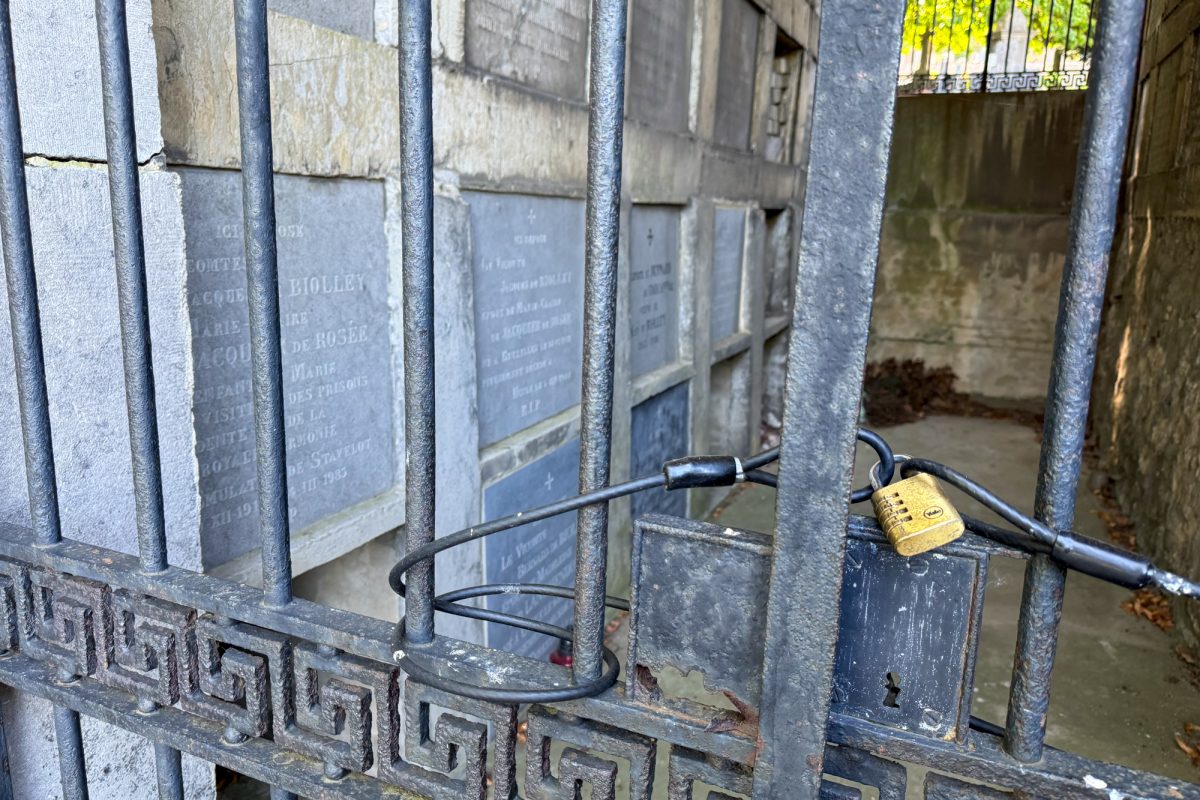 Ein verschlossenes Gitter am Eingang des Mausoleums der Familie Biolley