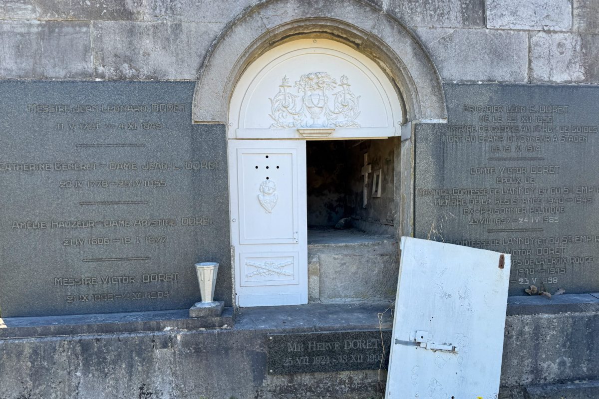 Geöffnete Luke zu einem Mausoleum