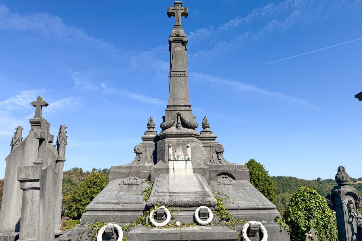 Grab von Charles Thirion, aufwendig gestaltet mit Monument samt Turm, an der Spitze ein Kreuz