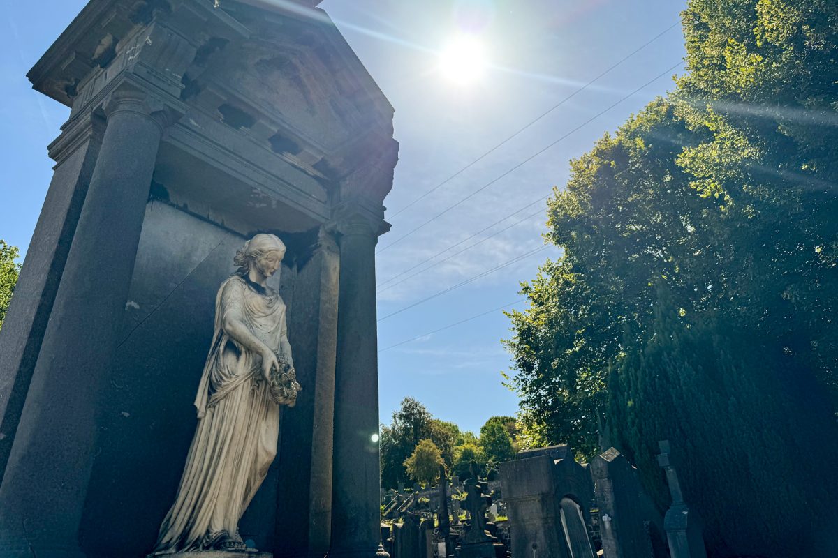Statue einer Frau in einer aufwendig gestalteten Grabanlage