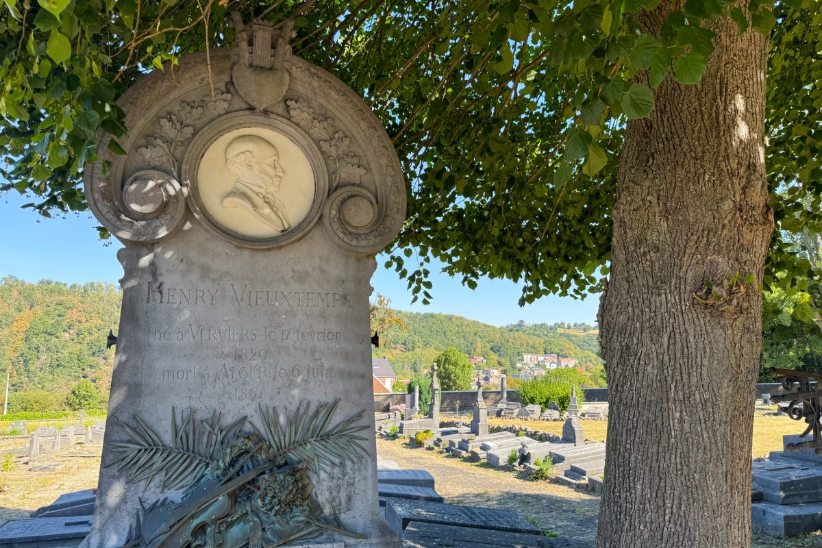 Aufwendig gestalteter Grabstein mit Konterfei von "Henry Vieuxtemps", der 1881 gestorben ist