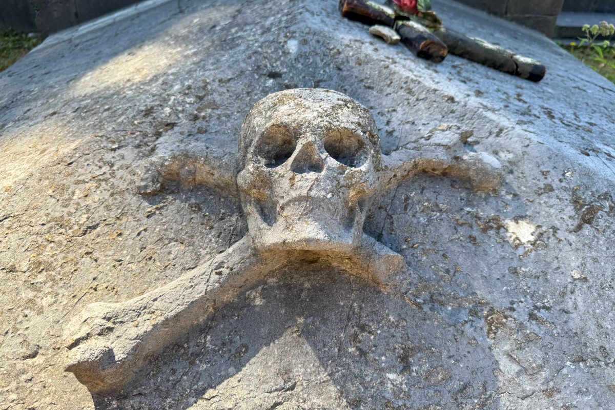 Totenkopfzeichen in Stein gemeißelt auf Grabanlage