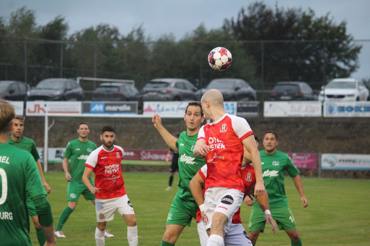 Ein Spieler des KFC Olympia Recht köpft den Ball
