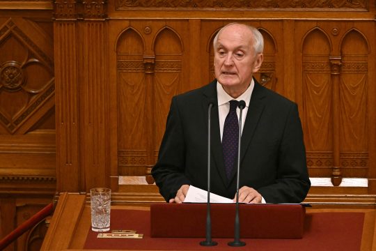 Ungarns neuer Präsident András Baka hält eine Rede im Parlament