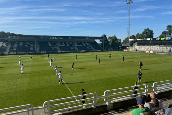 Fußballer auf dem Platz beim Spiel der AS Eupen gegen RFC Seraing